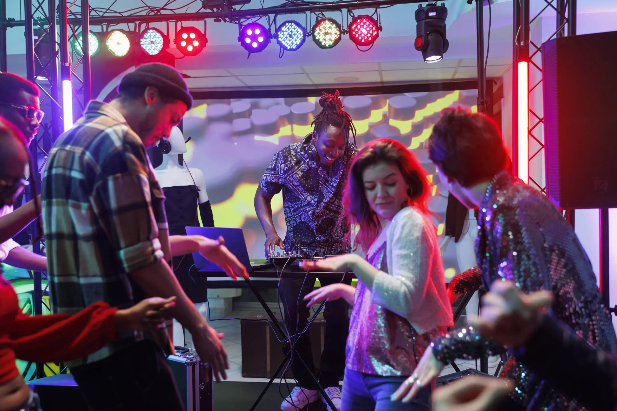 Pessoas dançando enquanto DJ tocando ao vivo